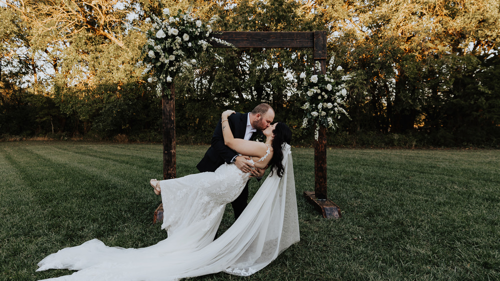 The Jorstads Black + White Kentucky Wedding