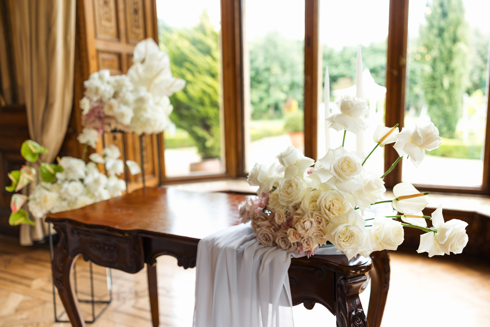 A Modern Editorial Styled Shoot At Manor By The Lake: English Elegance Reimagined