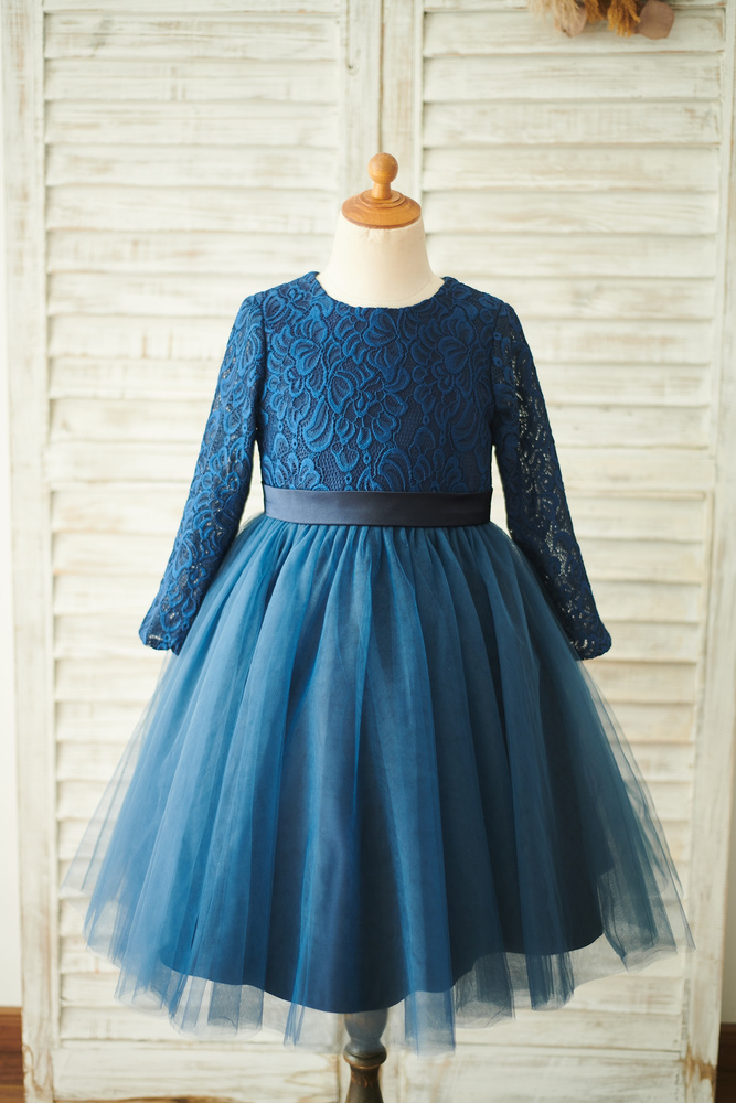 10 Elegant Flower Girl Dresses For Winter Wedding