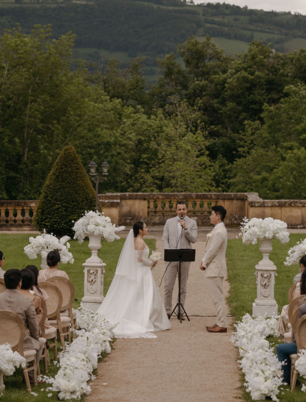 A Fairytale Wedding At Domaine Des Halles: Embracing Romance Amidst A Light Rain