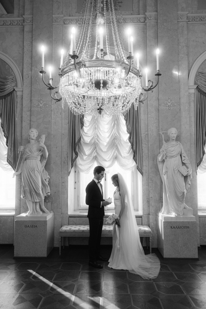 Elopement In A Viennese Museum