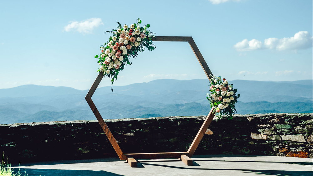 How Floral & Décor Choices Affect Photography For Your Outdoor Wedding