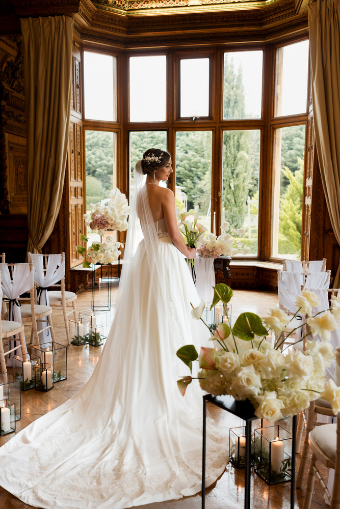 A Modern Editorial Styled Shoot At Manor By The Lake: English Elegance Reimagined