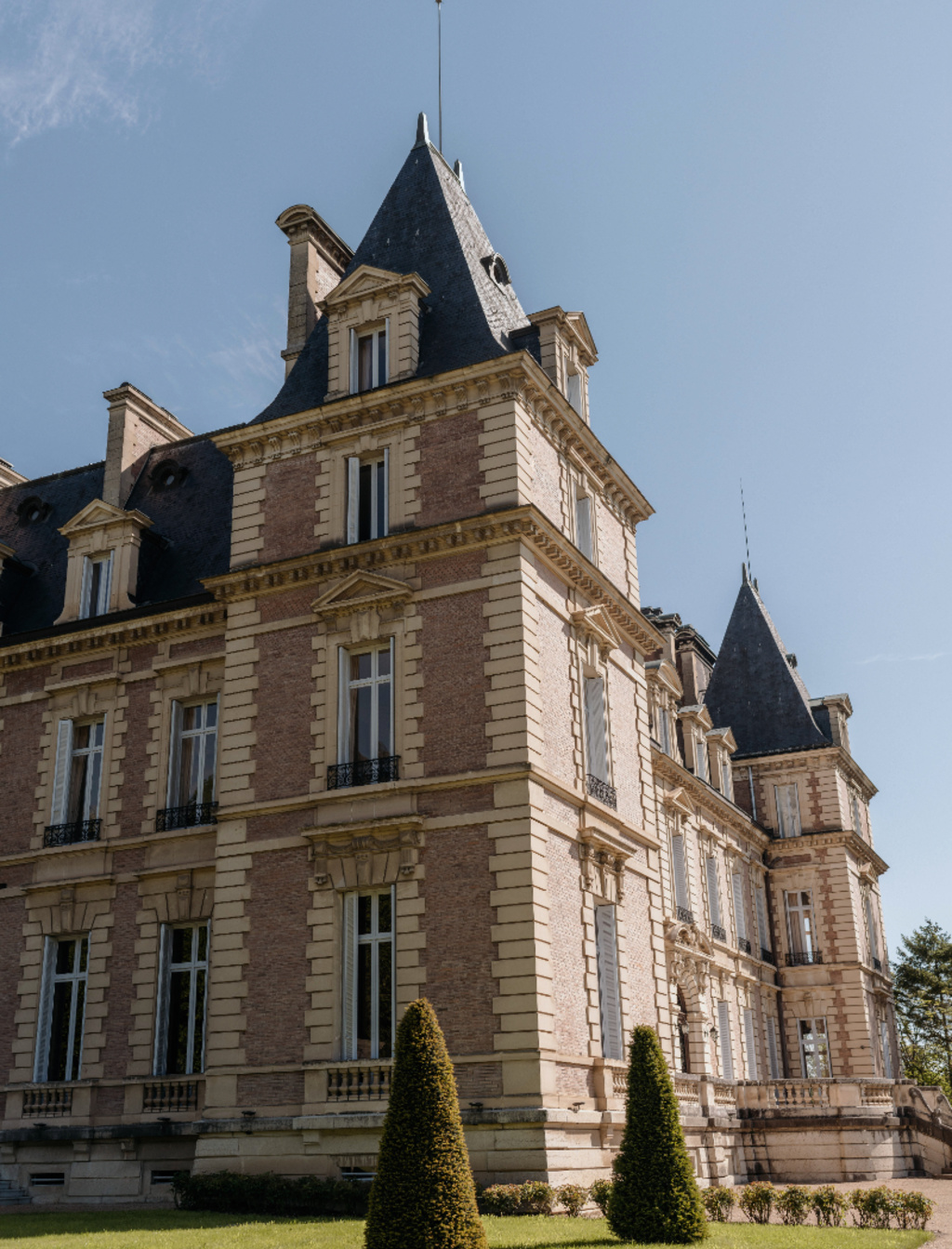 A Fairytale Wedding At Domaine Des Halles: Embracing Romance Amidst A Light Rain