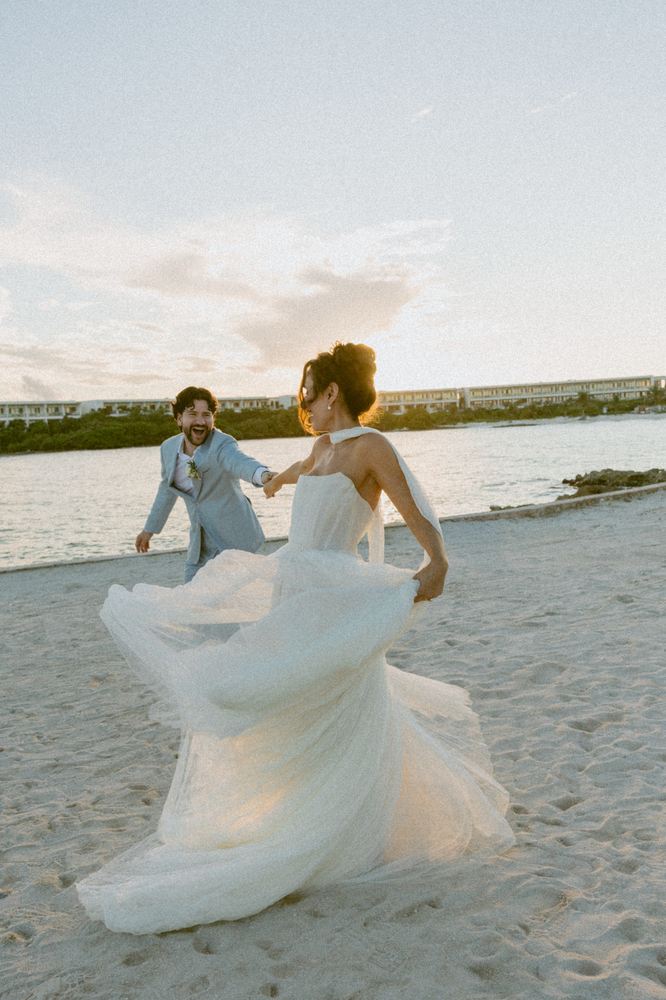 Conrad Tulum Glamour: Serpentine Tables, Poolside Views, And Elizabeth & Duncan’s Dream Day