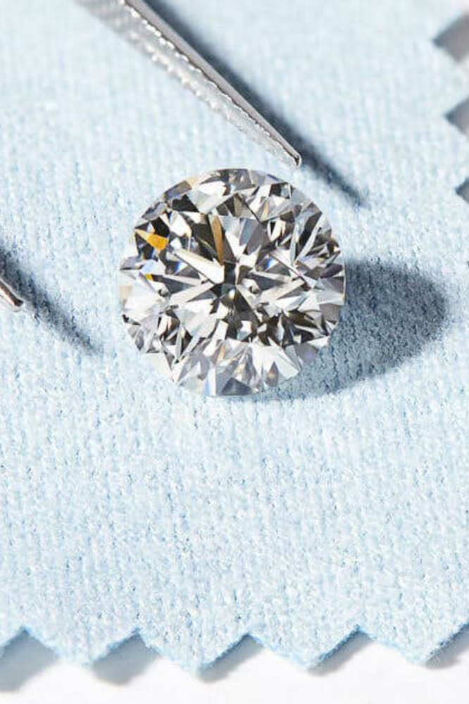 The Forever Classics–brilliant Round Shaped Engagement Ring Guide
