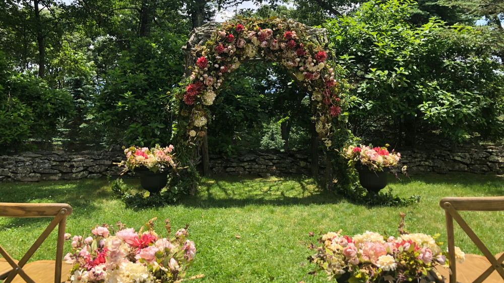 How Floral & Décor Choices Affect Photography For Your Outdoor Wedding