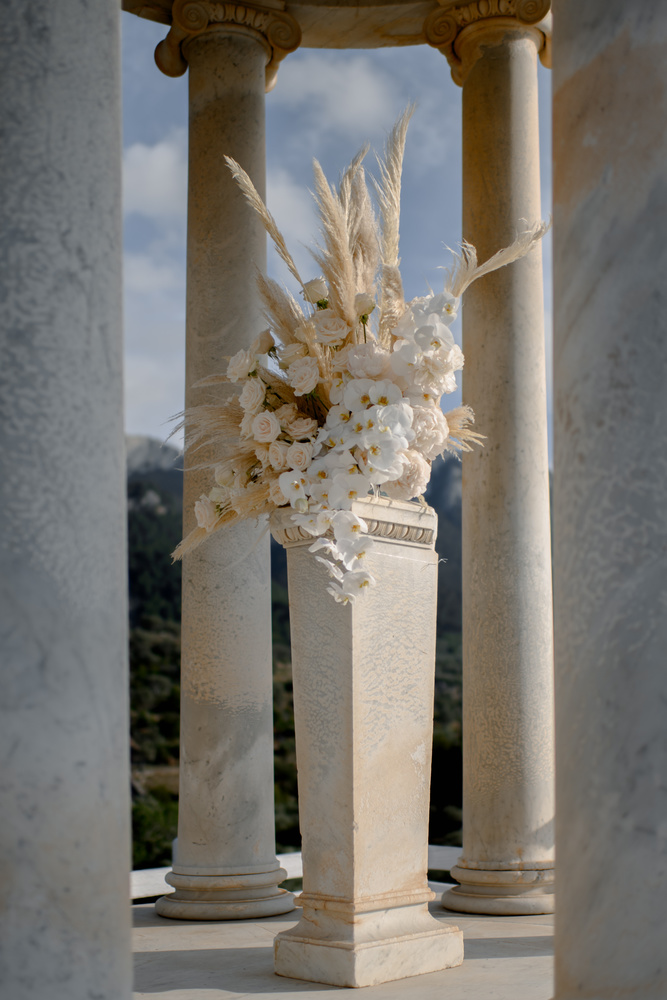 Immerse Yourself In The Floral Magic Of Your Wedding: Personalization And Consistency In Every Detail