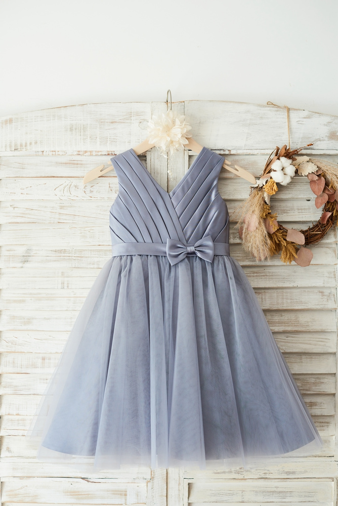 10 Elegant Flower Girl Dresses For Winter Wedding