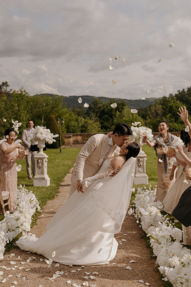 A Fairytale Wedding At Domaine Des Halles: Embracing Romance Amidst A Light Rain