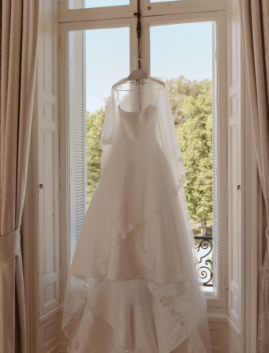 A Fairytale Wedding At Domaine Des Halles: Embracing Romance Amidst A Light Rain