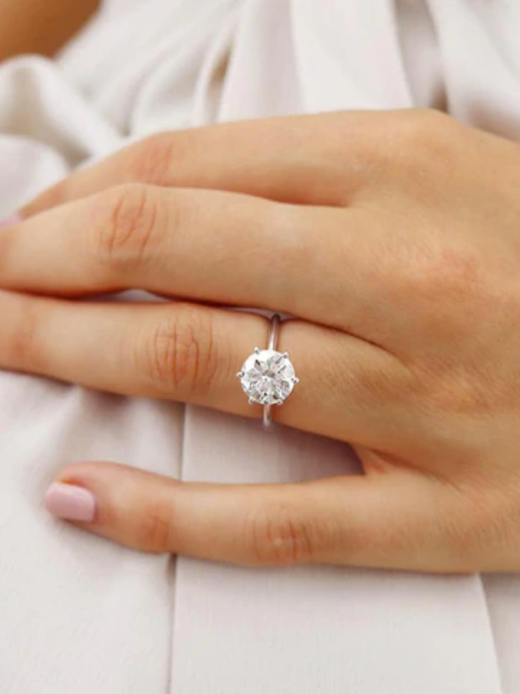 The Forever Classics–brilliant Round Shaped Engagement Ring Guide