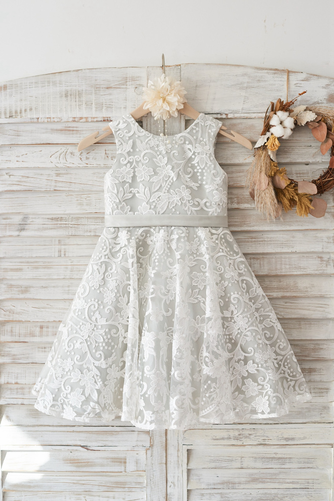 10 Elegant Flower Girl Dresses For Winter Wedding