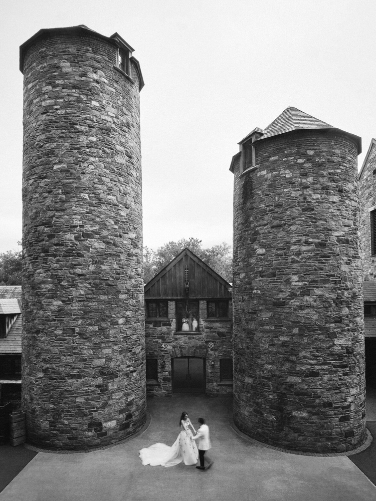 A Desired Wedding With A Floral Print Style At A Farm.