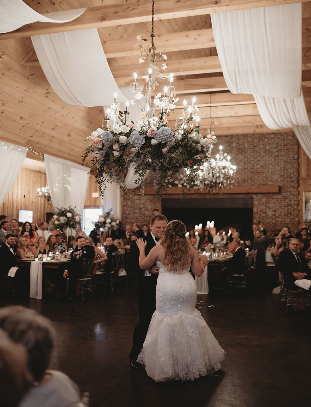 How Floral & Décor Choices Affect Photography For Your Outdoor Wedding