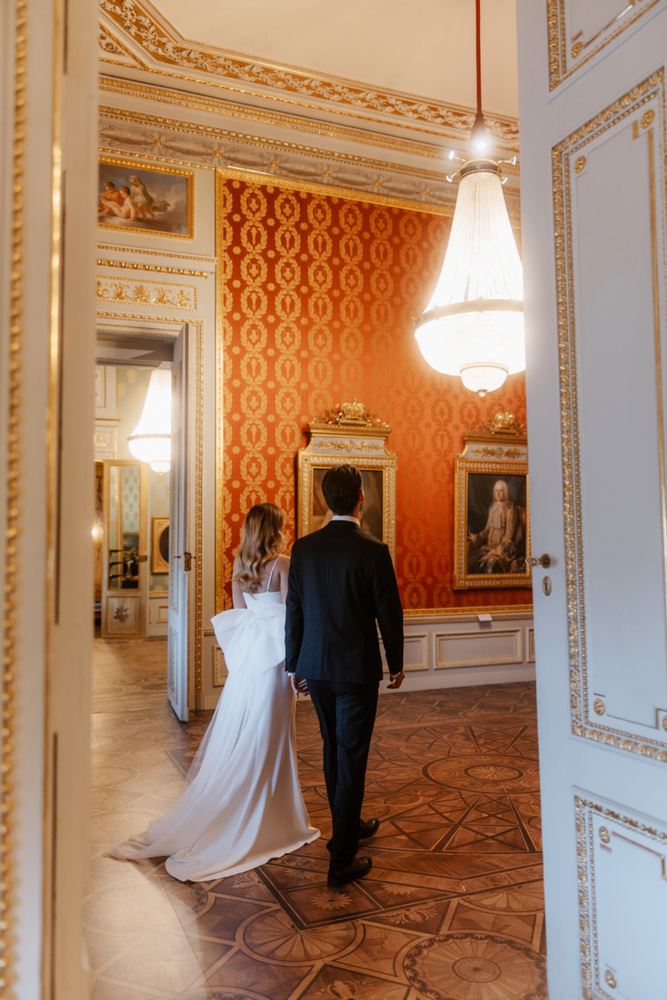 Elopement In A Viennese Museum