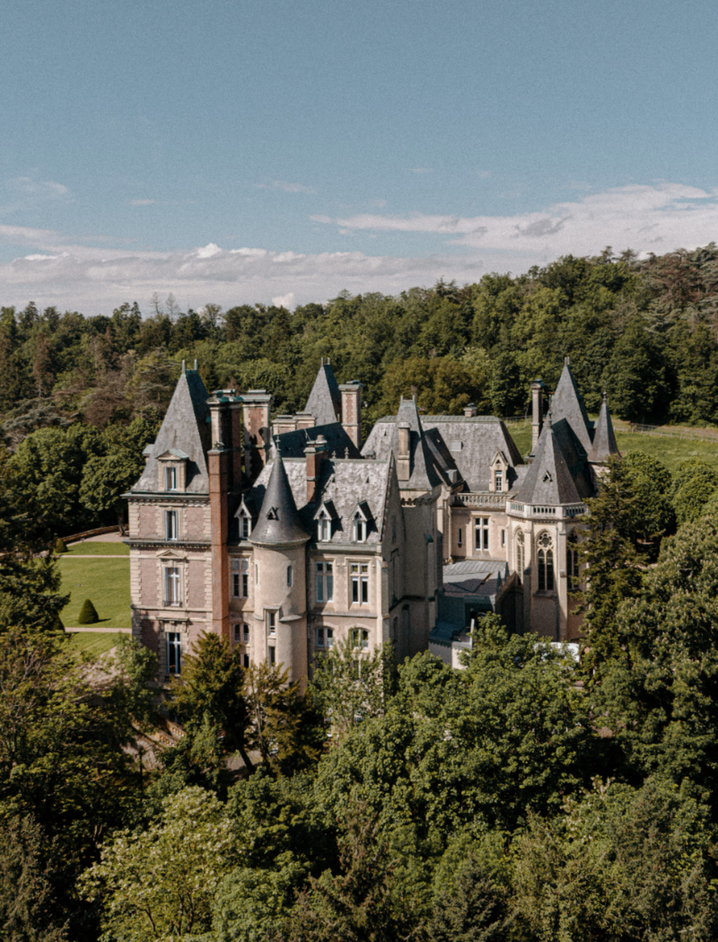 A Fairytale Wedding At Domaine Des Halles: Embracing Romance Amidst A Light Rain